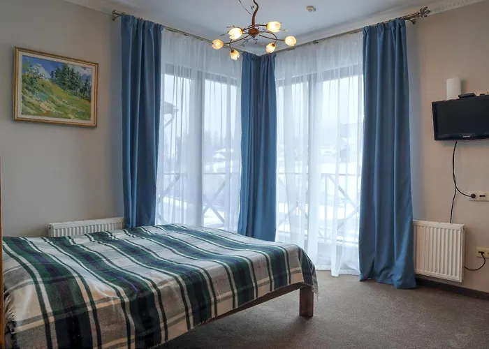 Iris Hotel *
